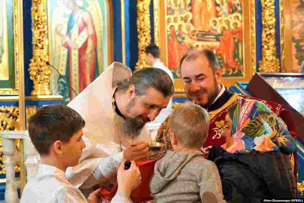 Božićna misa u katedrali u Nur-Sultanu, Kazahstan. Pravoslavlje je druga dominantna religija u većinski muslimanskoj zemlji.
