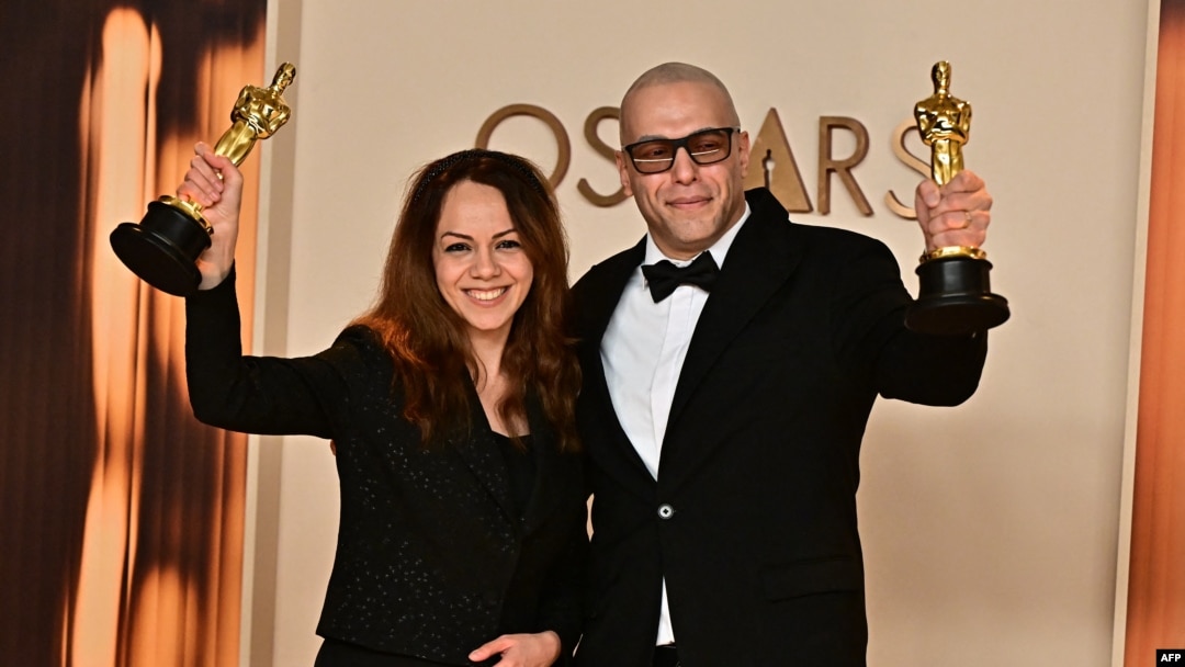 Shirin Sohani i Hossein Molayemi nakon što im je dodijeljen Oscar za film U sjeni čempresa u kategoriji Najbolji kratki animirani film, Los Angeles, Kalifornija, SAD, 2. marta 2025.
