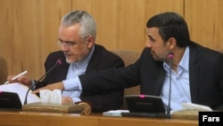 محمود احمدی‌نژاد (راست) همراه با محمدرضا رحیمی در نشست هیات دولت دهم.