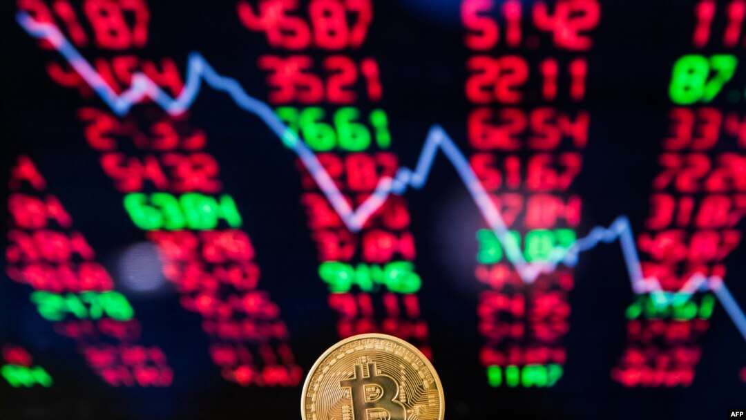 U Srbiji 16 uhapšenih zbog sumnje na prevare sa kripto valutama. Na fotografiji iz februara 2018. je vizuelni prikaz digitalne kripto valute bitkoin, u prodavnici "Bitcoin Change" u Tel Avivu. 