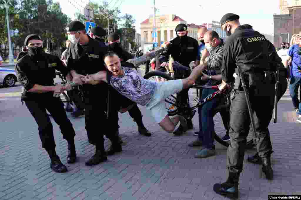 Затрыманьні на ланцугу салідарнасьці ў Менску. 