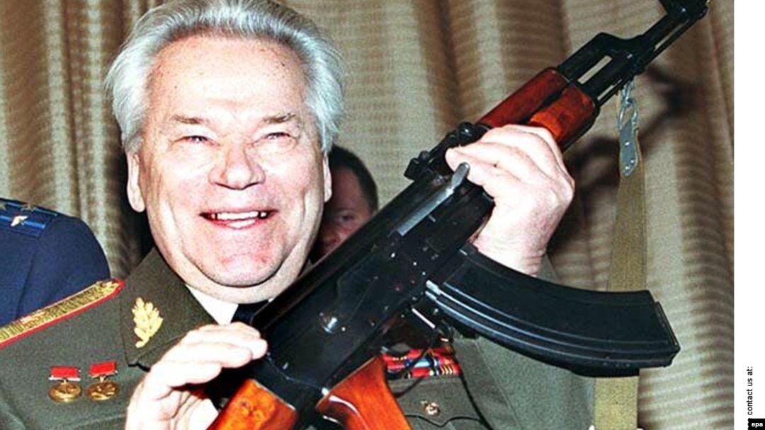 Михаил Калашников с автоматом АК-47 в руках.